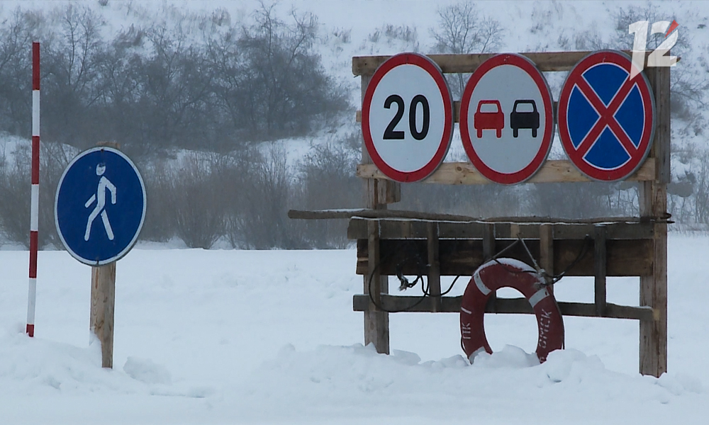 С потеплением на ледовых переправах Омской области начали снижать грузоподъёмность