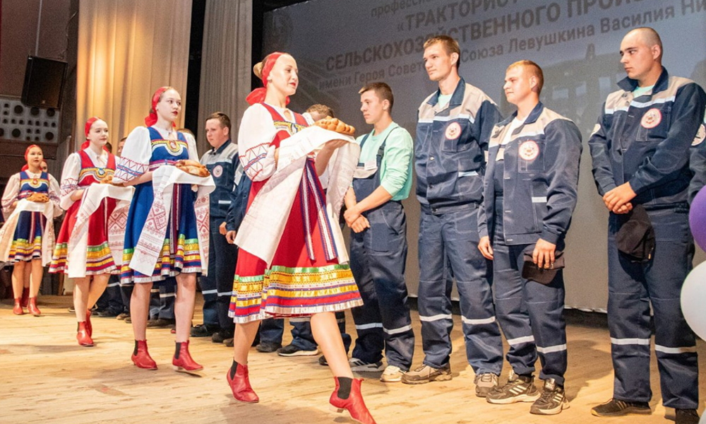 В Омской области стартовал четвёртый конкурс профмастерства молодых трактористов