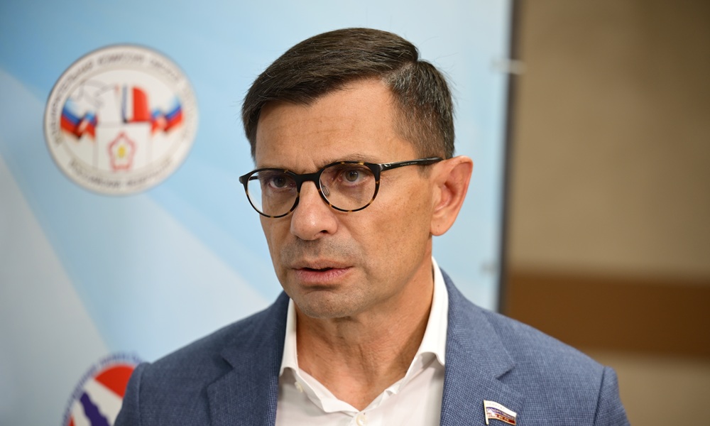 Игорь Антропенко посетил региональный медиацентр «Выборы 2026», где дал высокую оценку организации голосования в Омской области