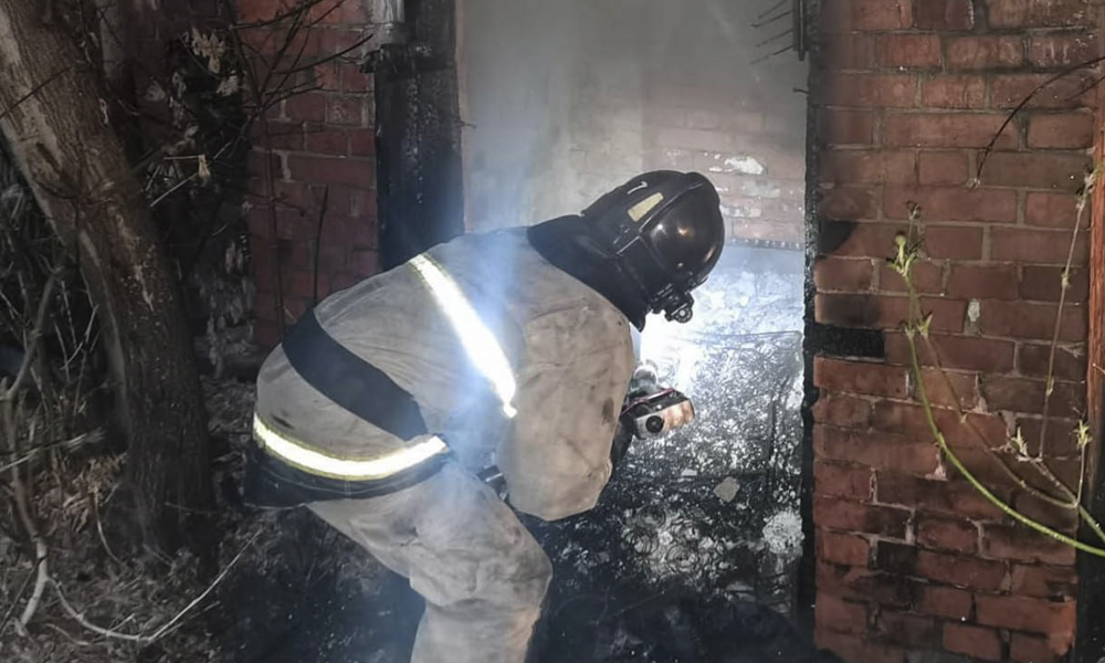 В омских Нефтяниках загорелись трава и вещи 