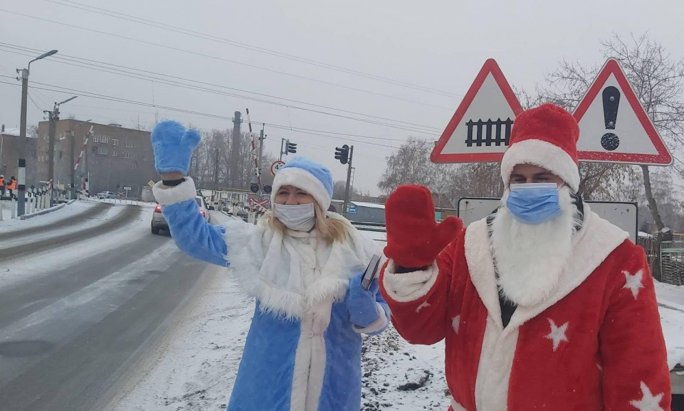 Не только приносит подарки, но и спасает жизни: на омские ж/д переезды вышел Дед Мороз