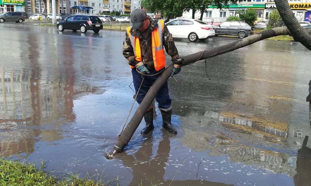 За сутки омские дорожники откачали около 300 кубометров дождевой воды 