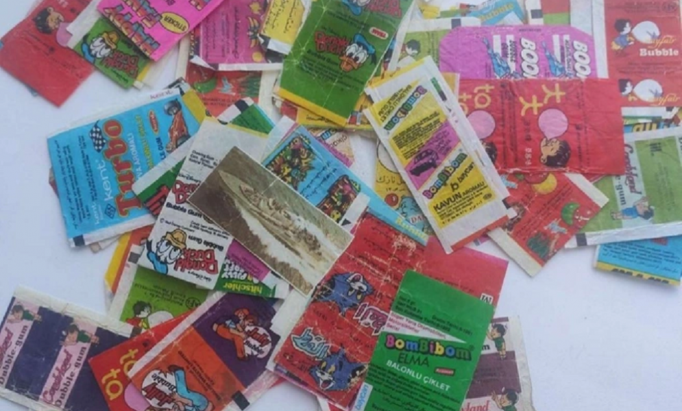 Омичка выставила на продажу коллекцию вкладышей и фантиков от жвачек 1990-х годов
