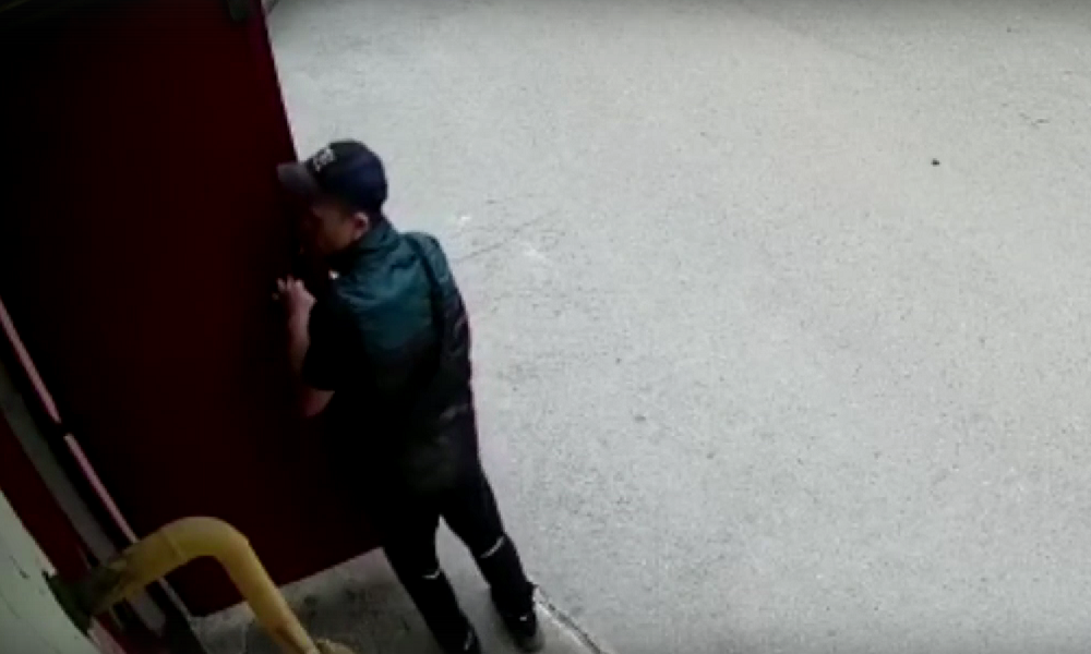 Розыск: в Омске злоумышленник украл у 80-летнего мужчины почти 250 тысяч рублей [ВИДЕО]