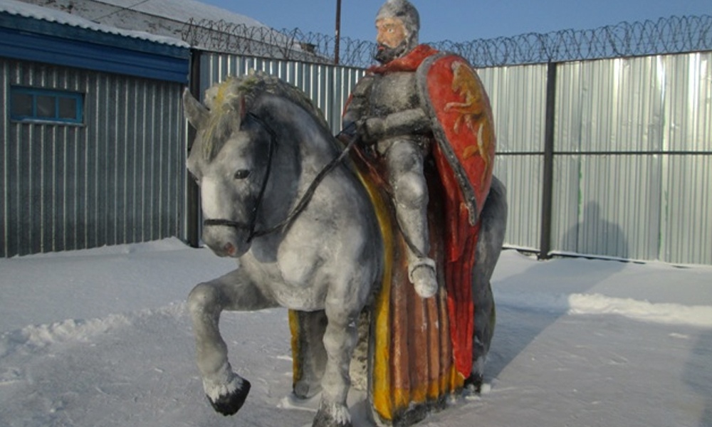 Фигуру князя Невского на коне в полный рост слепили в омской колонии
