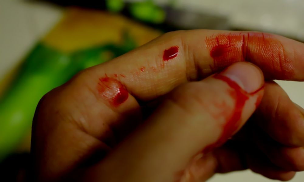 На омичку, которая повторно ранила мужа, завели дело за превышение пределов самообороны