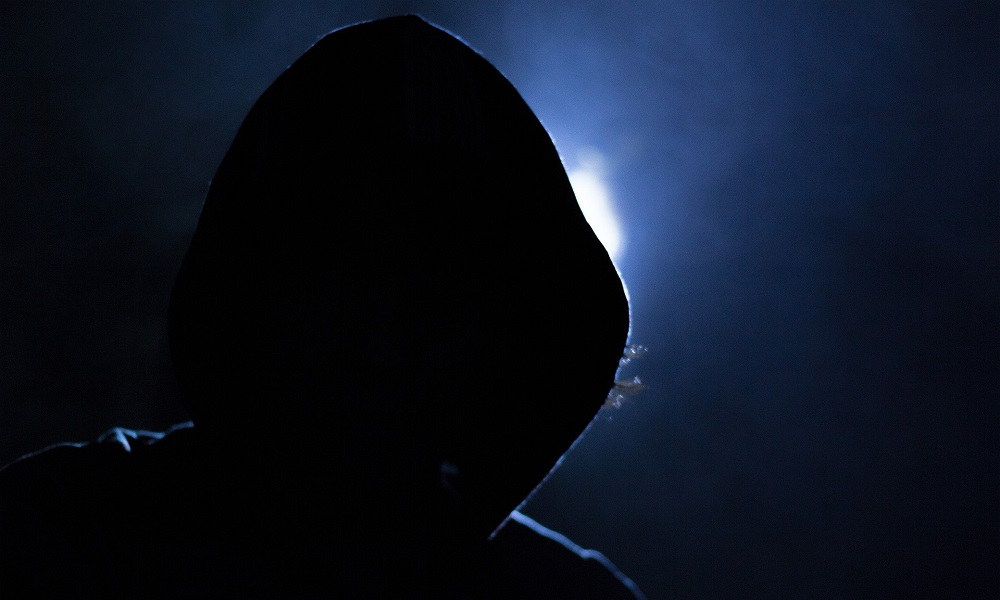 Травмы головы и перелом лобной кости: прохожий один раз ударил омича по голове [ВИДЕО]