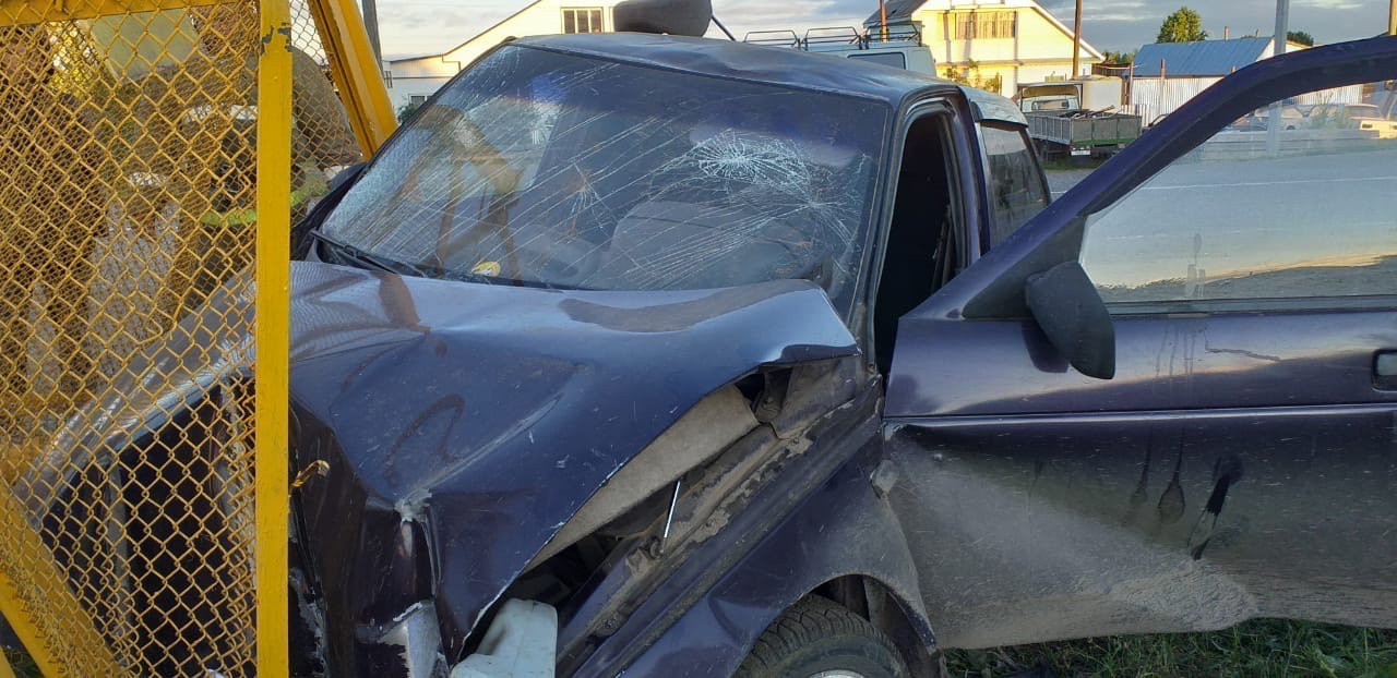 Омич на ВАЗе влетел в дорожный знак и газораспределительный кран