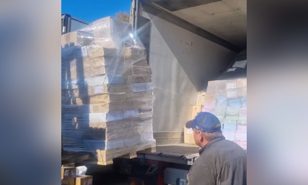 Из Омска в Стаханов отправили более 500 экземпляров нового учебника по истории