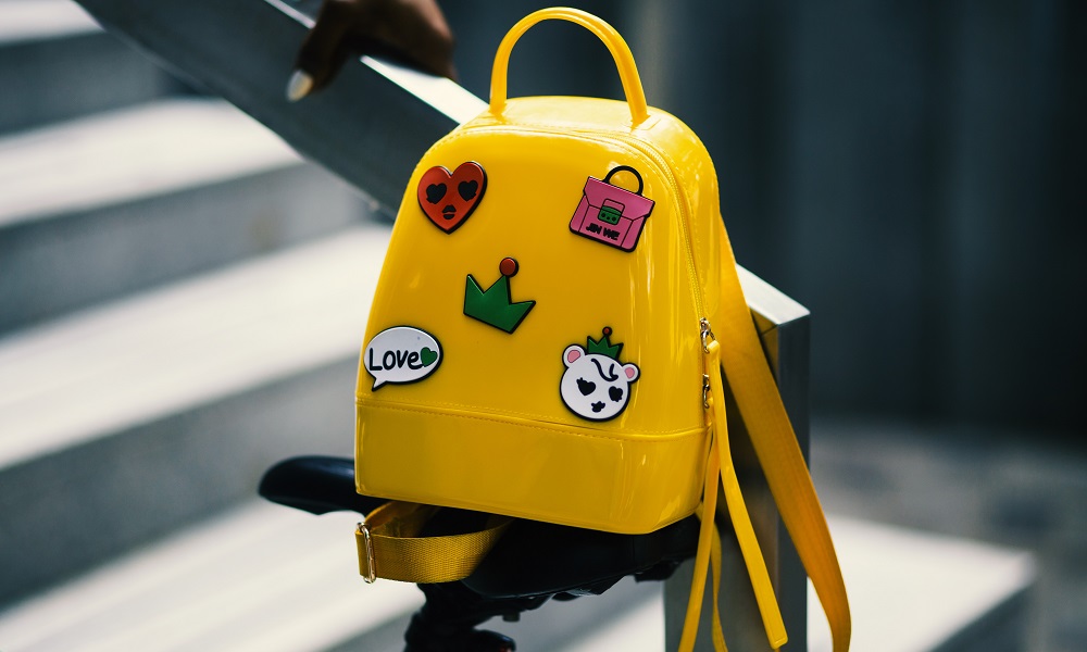 Вытащила телефон из рюкзака: в Омске женщина обокрала первоклассницу [ВИДЕО]