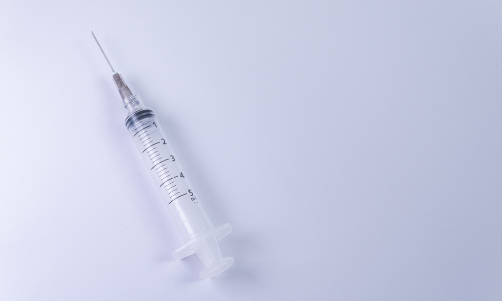 В Омске во время игр во дворе мальчик воткнул в ногу 6-летней девочке использованный шприц 