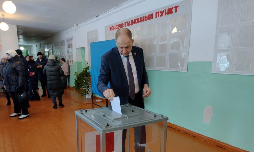 В Омской области секретари местных отделений «Единой России» проголосовали на выборах президента РФ