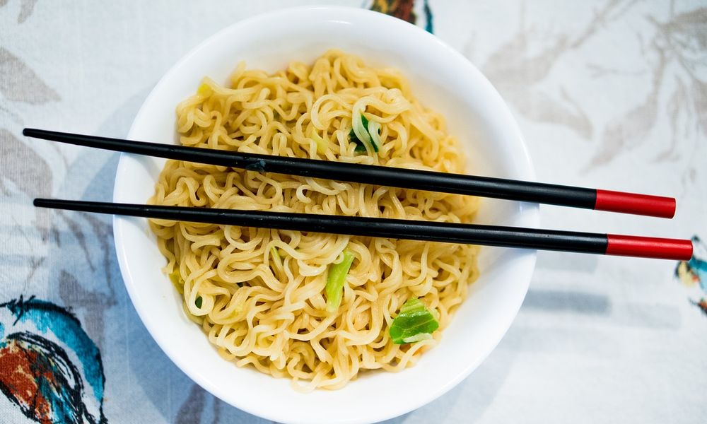 Роспотребнадзор запретил завозить лапшу, чипсы и сладости из Китая