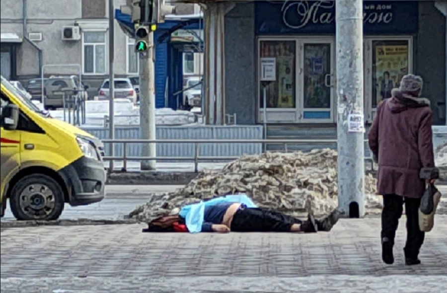 В центре Омска недалеко от «Каскада» прямо на улице скончался мужчина