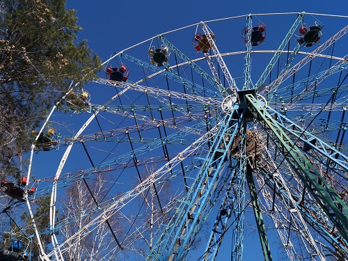 В омских парках запустили аттракционы