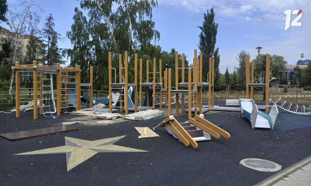 В Омске на бульваре Победы начали устанавливать новую детскую площадку