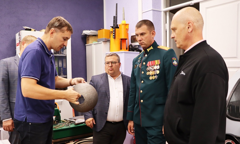 Участник программы «Время героев» Кирилл Лесков вручил медаль «За достижения в области развития инновационных технологий» учёному Валерию Педдеру 