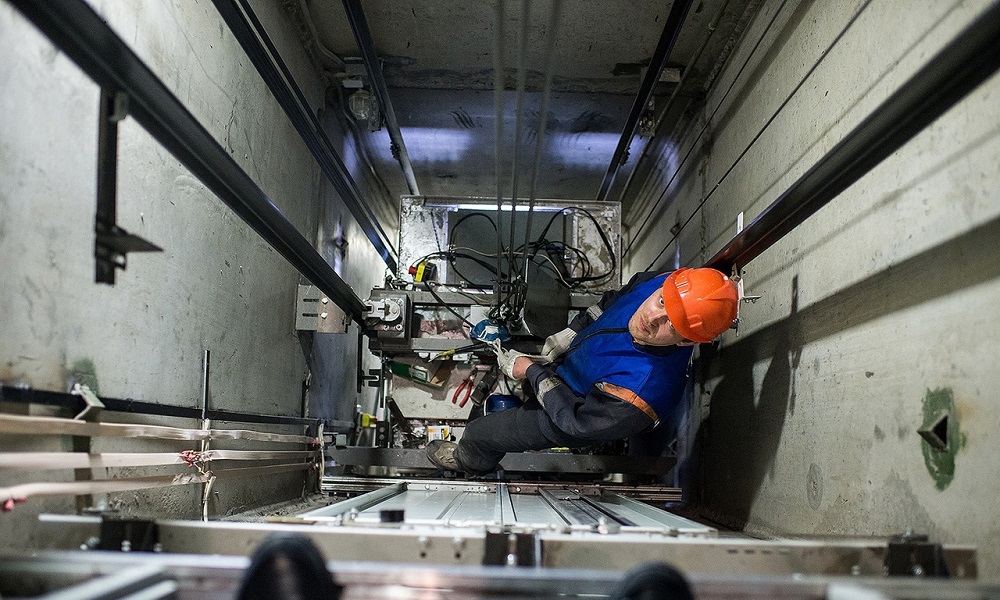 В Омске определили подрядчика, который заменит лифты в 34 домах