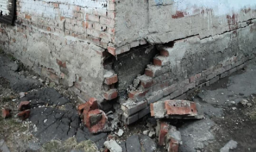 В Омске восстановили разрушенную кирпичную кладку жилого дома в Чкаловском посёлке 