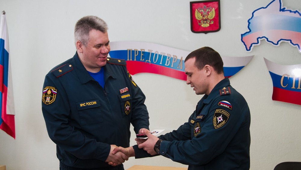 В Омске наградили боровшихся с лесными пожарами спасателей