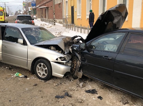 Три омича попали в больницу после столкновения двух иномарок