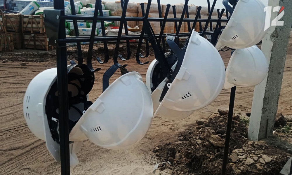 Виталий Хоценко рассказал о ходе ремонтных работ в роддоме Стаханова