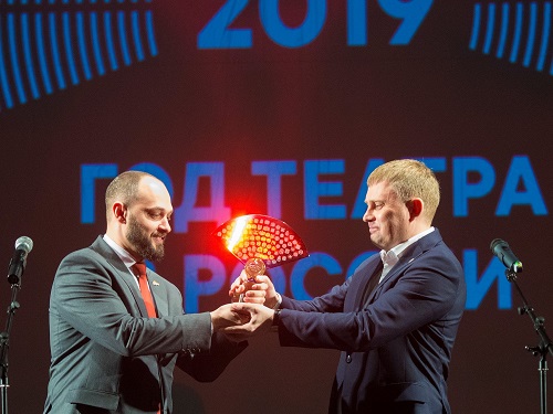 Омску передали символ Года театра