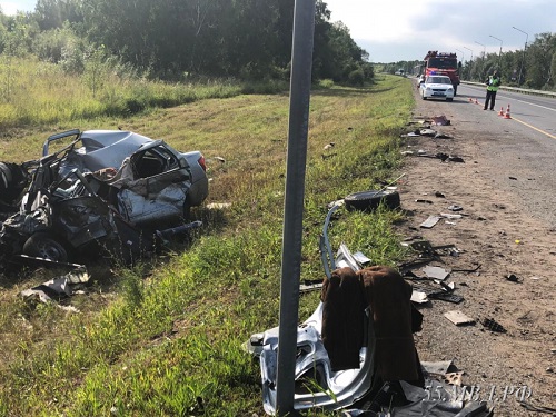Под Омском пенсионер на "Ладе" влетел в грузовик, двое погибли