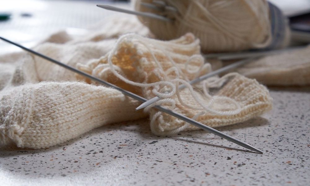 "Пора утепляться": омские пенсионеры готовят тёплые подарки для детей