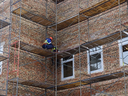 Глава омского Минстроя проверил, как возводится детский сад в Амурском посёлке