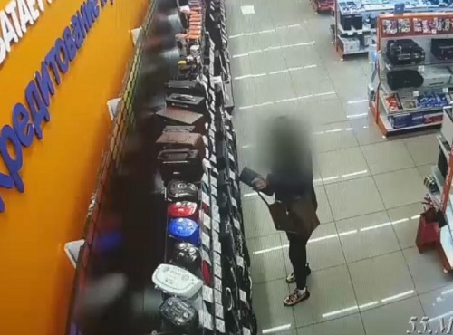 В Омске рецидивисты-возлюбленные с Левого берега утащили технику из магазинов