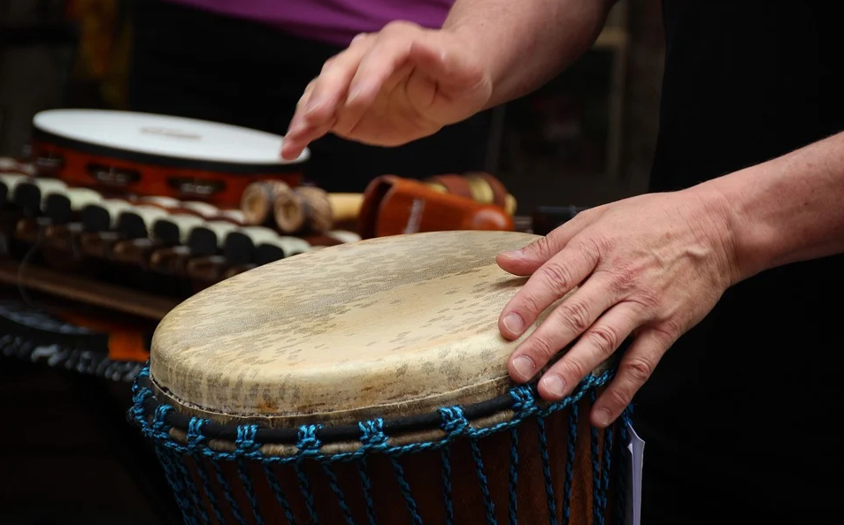 На спектаклях Омского музыкального театра будут звучать экзотические барабаны 