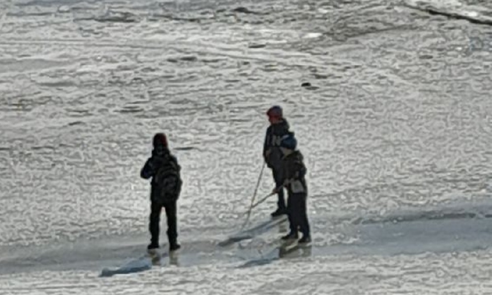 Омичи спасли ребёнка, тонущего в ледяных водах Иртыша