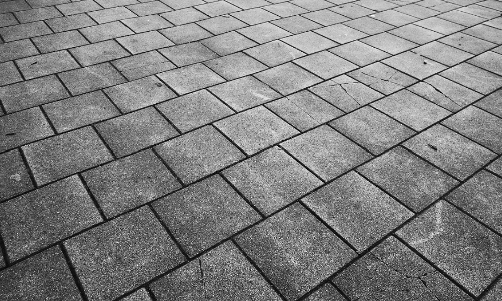 В Омске на бульваре Победы обновили плитку