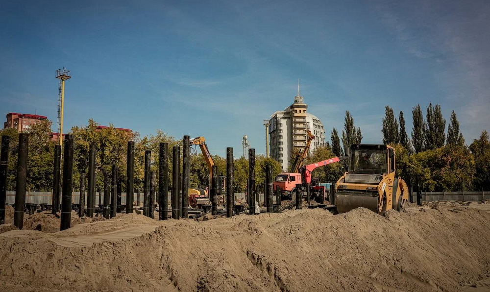 В Омске на месте стадиона «Сатурн» продолжают строить современный бассейн, сообщил Виталий Хоценко