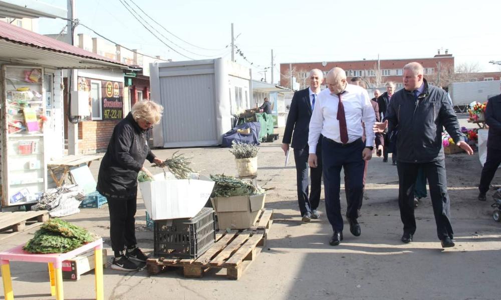 «Серая коробка с остатками фасадных панелей»: мэр Омска Сергей Шелест поручил пересмотреть план работы Центрального рынка 