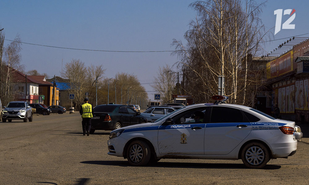 В Омске на метромосту после столкновения с бордюром перевернулась набок иномарка 