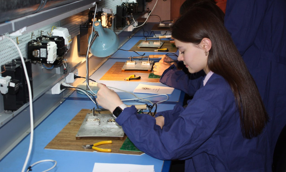 Омские выпускники превзошли среднероссийские показатели готовности к выбору профессии