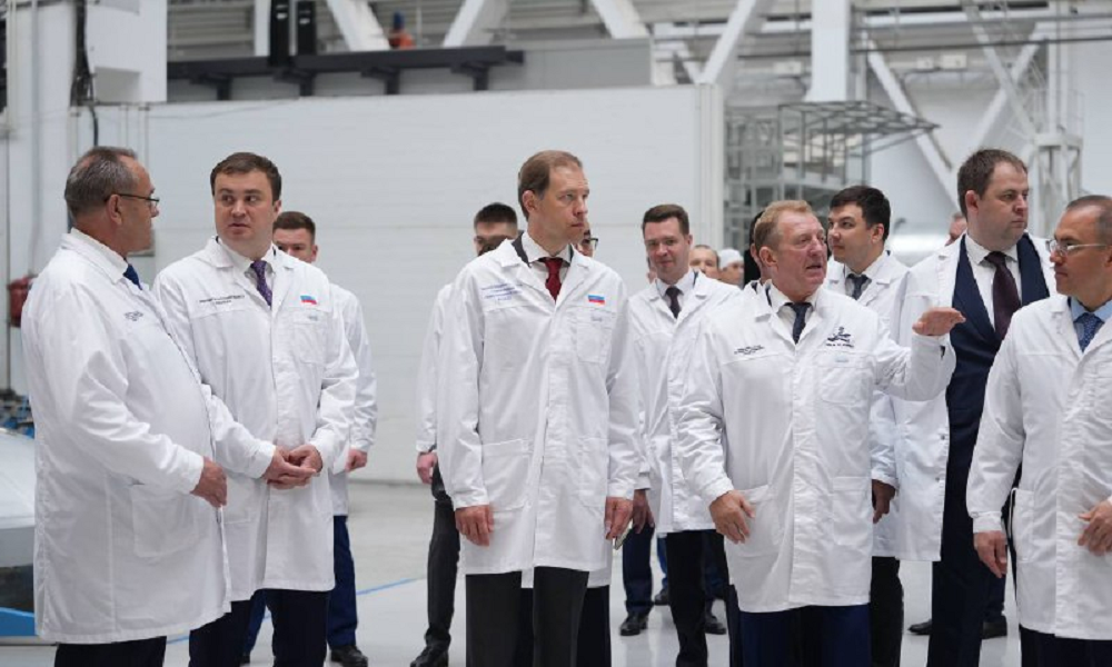 Денис Мантуров и Виталий Хоценко посетили омское производственное объединение «Полёт»
