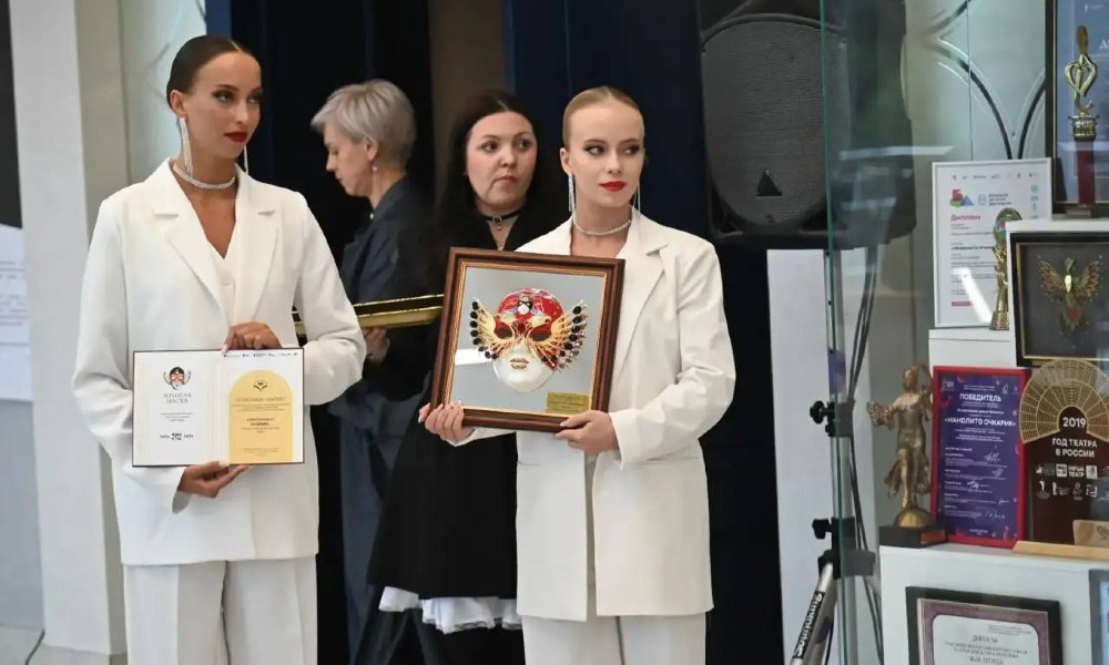 Валентина Матвиенко и Виталий Хоценко передали Омскому ТЮЗу «Золотую маску»