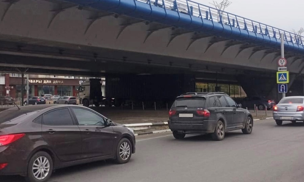 В Омске грузовик не смог проехать под метромостом