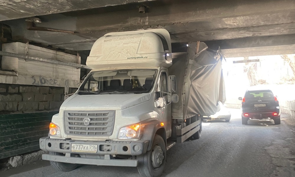 В Омске в тоннеле застрял грузовик