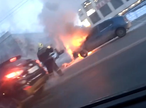 В центре Омска загорелся автомобиль
