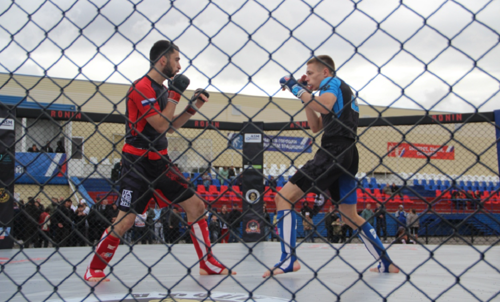 На турнире по ММА в Исилькуле собрались спортсмены из пяти регионов