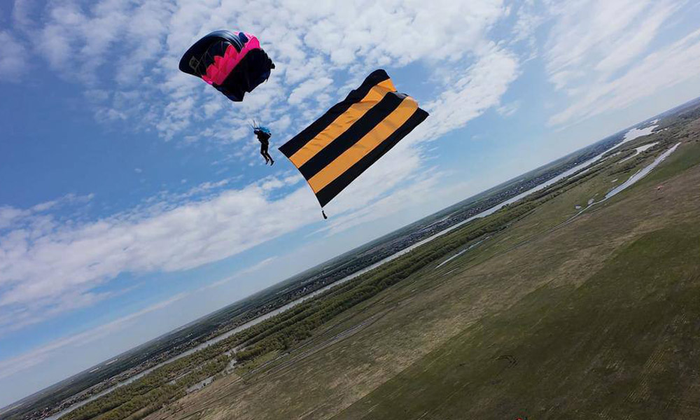 В Омске выполнят парашютный прыжок со Знаменем Победы в честь 9 Мая