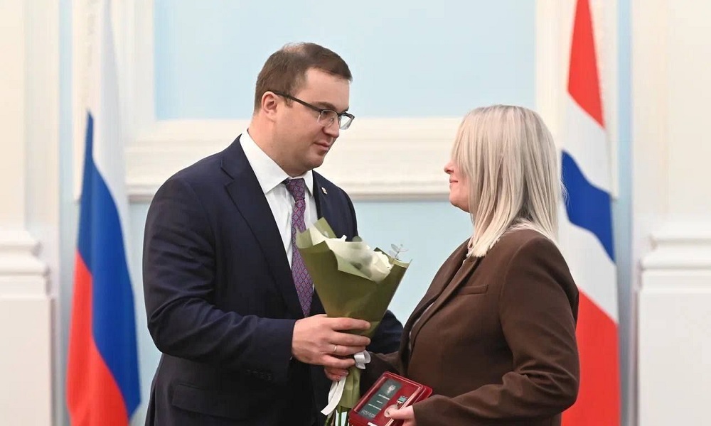 Виталий Хоценко вручил награды жительницам Омской области в преддверии 8 Марта