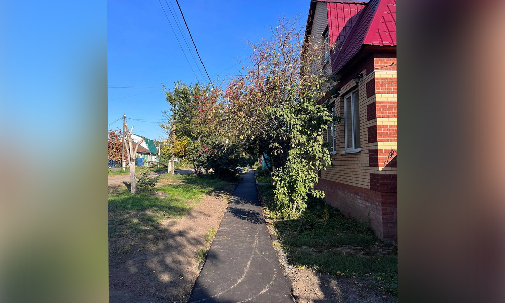 В Ленинском округе Омска начали ремонтировать тротуары возле школ