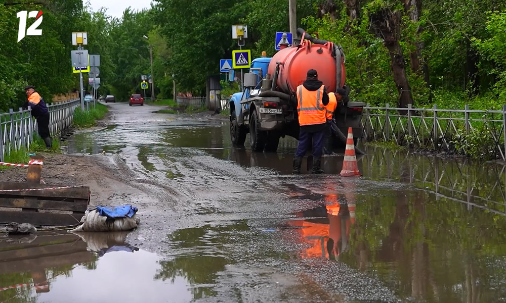После обильных осадков в Омске откачивают воду с улиц