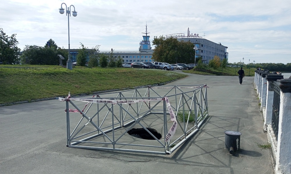 В мэрии Омска объяснили причину провала грунта на набережной