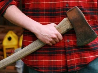 В омском магазине на покупателей напал мужчина с топором